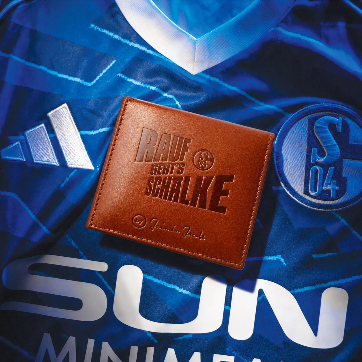 Flap Boy Aufstieg 2026 Schlake 04 liegt auf Schalke Trikot