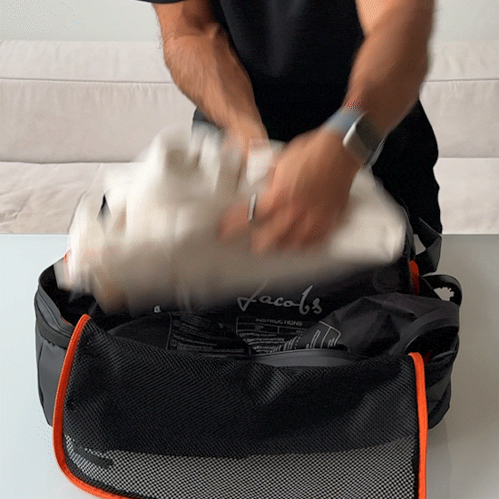 Man fills the new vacuum bag 2.0 from Jaimie Jacobs 