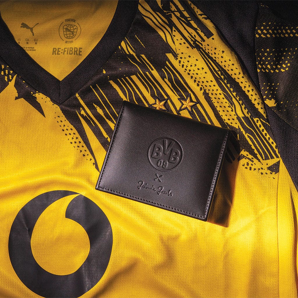 flap boy bvb edition liegt auf borussia dortmund trikot