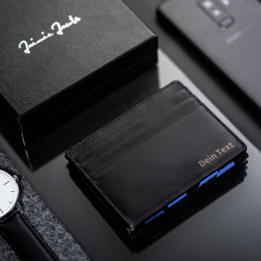 flap boy gelbdeutel gravur liegt auf einem tisch