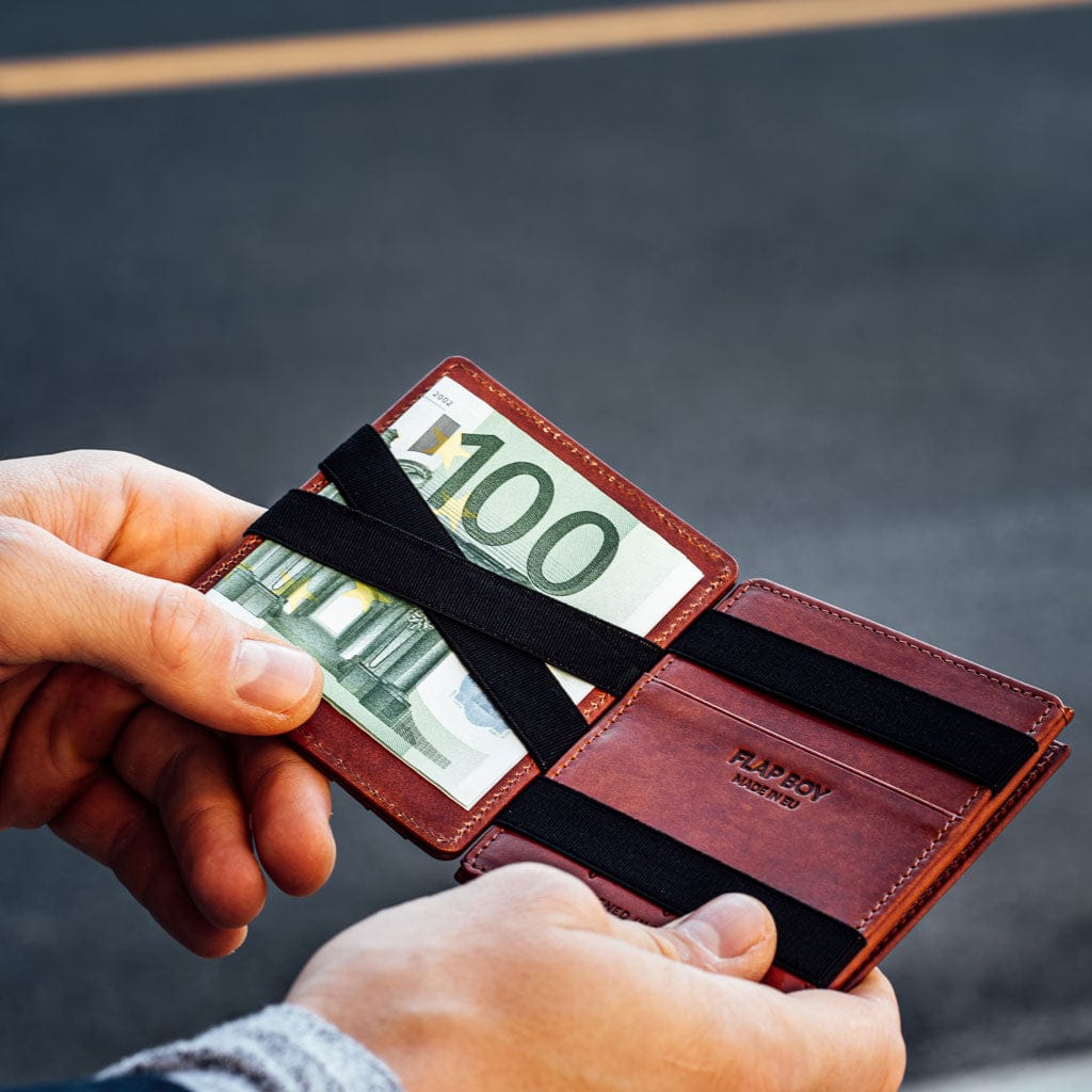 flap boy magic wallet wird von einem mann geoeffnet in die kamera gehalten