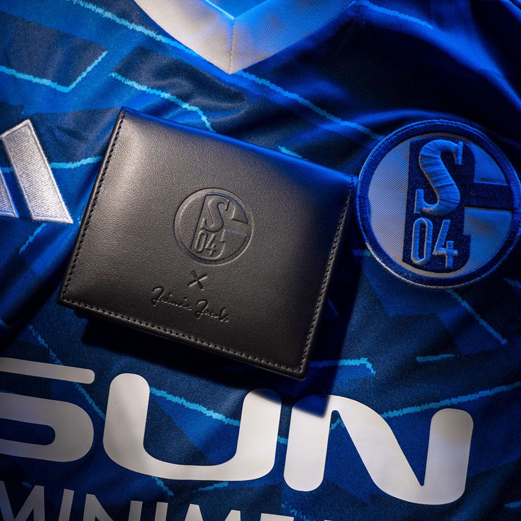 schalke 04 geldbeutel liegt auf 2025 trikot