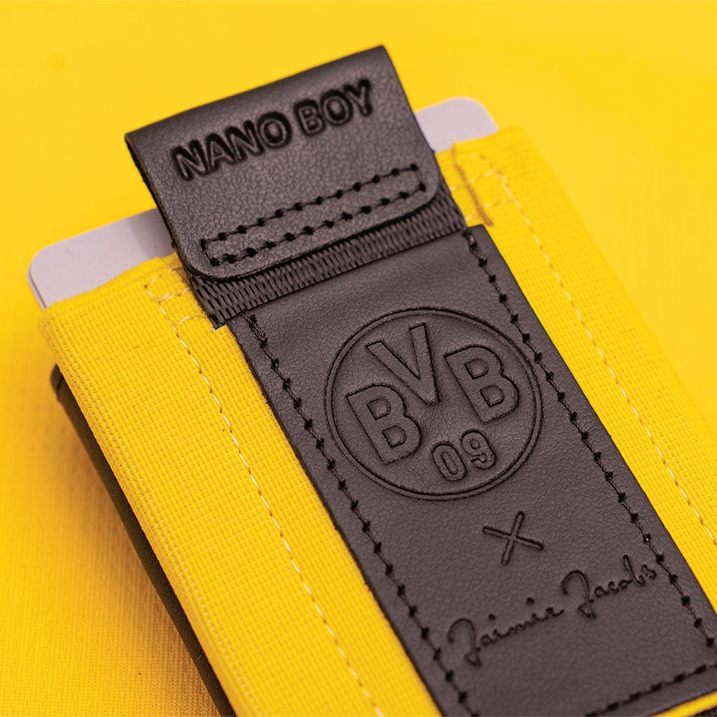 nano boy pocket bvb edition liegt auf aktuellem borussia dortmund trikot